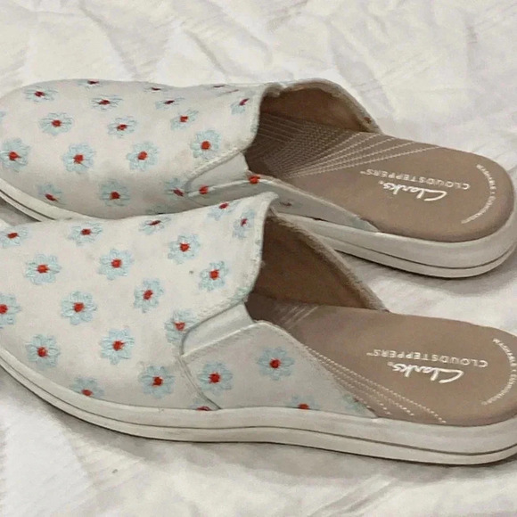 CLARKS CLOUDSTEPPERS WO SIZE 8.5  SLIP ON MULES  WHITE WITH BLUE DAISIES CLEAN - Picture 7 of 14
